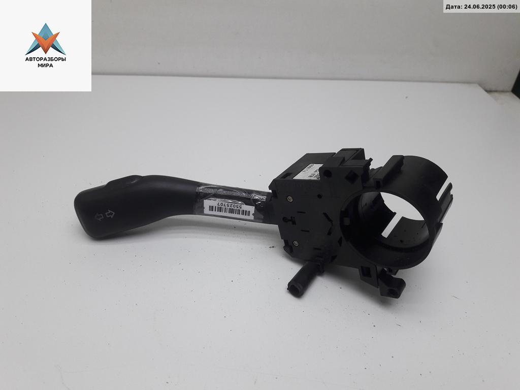 переключатель поворотов Volkswagen Passat B5 1997, 1.6 л., бензин, МКПП, серый, универсал, 8L0953513 - фото №1