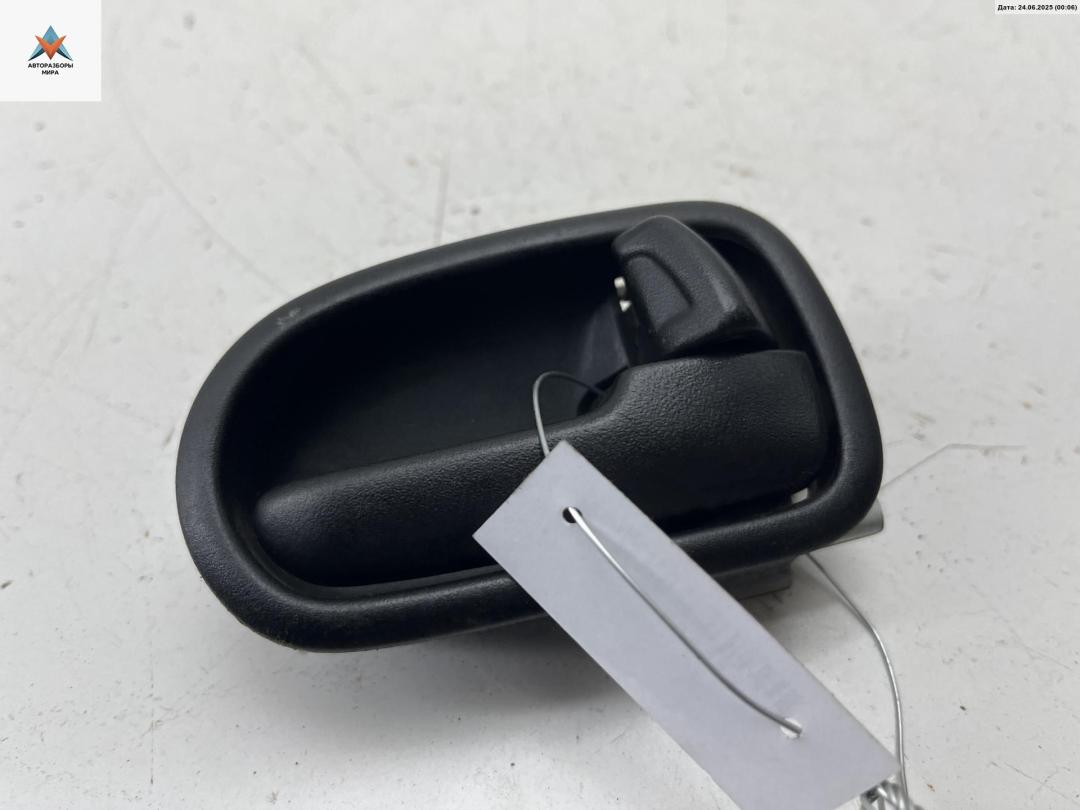 ручка внутренняя задняя правая Mazda 323 BA 1997, 1.5 л., бензин, МКПП, синий, хетчбэк 5 дв. - фото №1