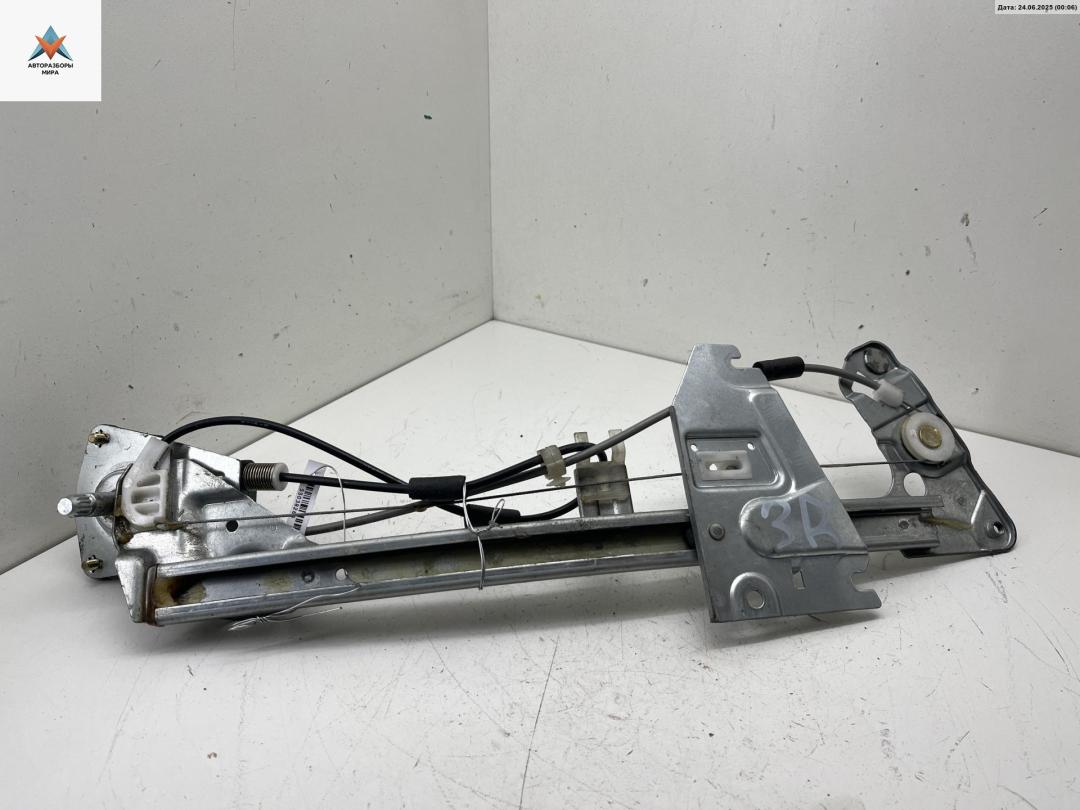 стеклоподъемник задний правый Mazda 323 BA 1997, 1.5 л., бензин, МКПП, синий, хетчбэк 5 дв. - фото №1