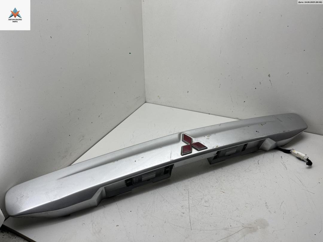 накладка подсветки номера Mitsubishi Space Star 1 поколение 1999, 1.8 л., бензин, МКПП, серый, минивэн, MR245529 - фото №1