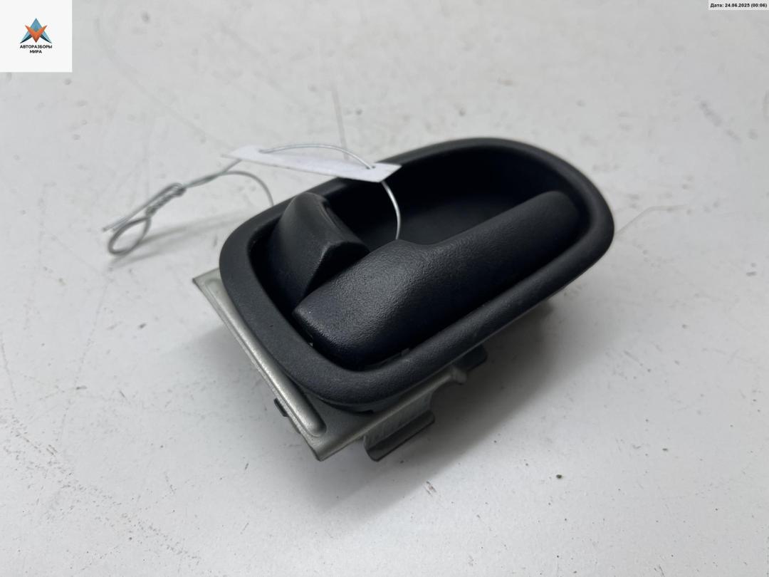 ручка внутренняя задняя левая Mazda 323 BA 1997, 1.5 л., бензин, МКПП, синий, хетчбэк 5 дв. - фото №1
