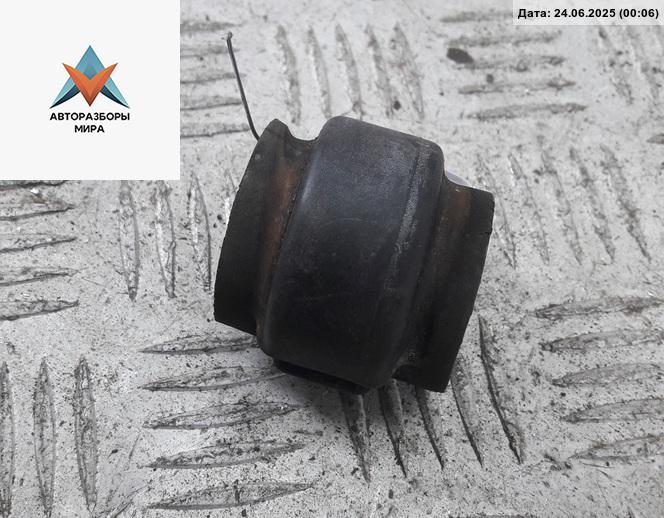 крепление стабилизатора / втулки стабилизатора Volkswagen Passat B5 1999, 1.8 л., бензин, МКПП, синий, универсал, 4D0411327H - фото №1