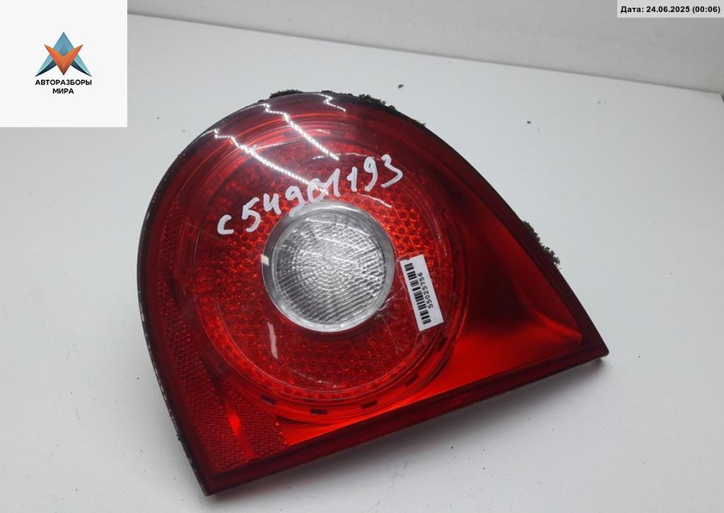 фонарь крышки багажника правый Volkswagen Golf 5 поколение 2004, 1.4 л., бензин, МКПП, серый, хетчбэк 3 дв., 1K6945094E - фото №1