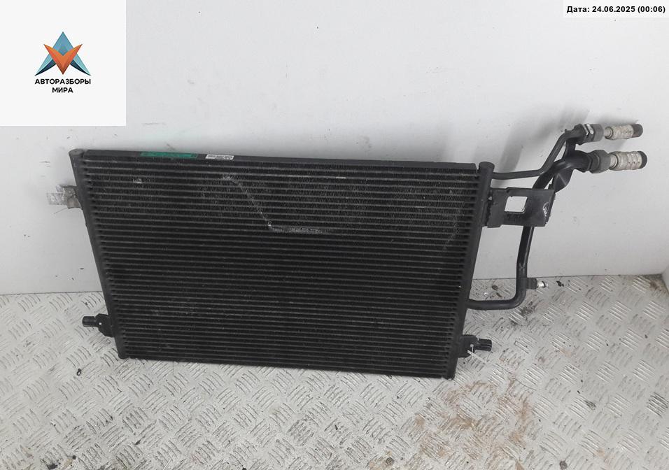 радиатор кондиционера Volkswagen Passat B5 1998, 1.8 л., бензин, МКПП, синий, универсал, 8D0260401E - фото №1