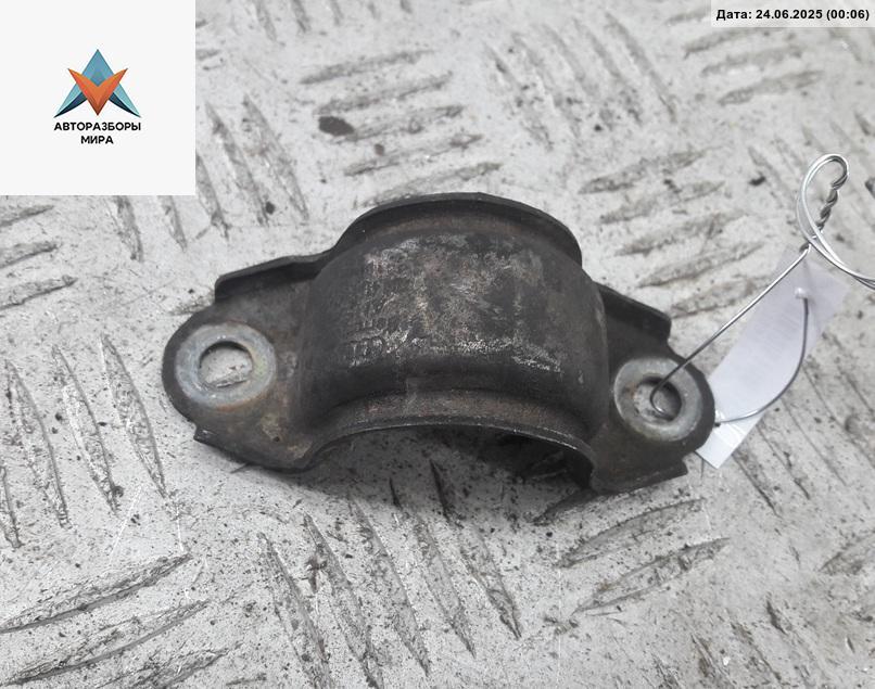 крепление стабилизатора / втулки стабилизатора Volkswagen Passat B5 1999, 1.8 л., бензин, МКПП, синий, универсал, 4D0411336 - фото №1