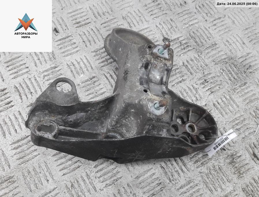 кронштейн двигателя Volkswagen Passat B5 1999, 1.8 л., бензин, МКПП, синий, универсал, 4B0199351 - фото №1