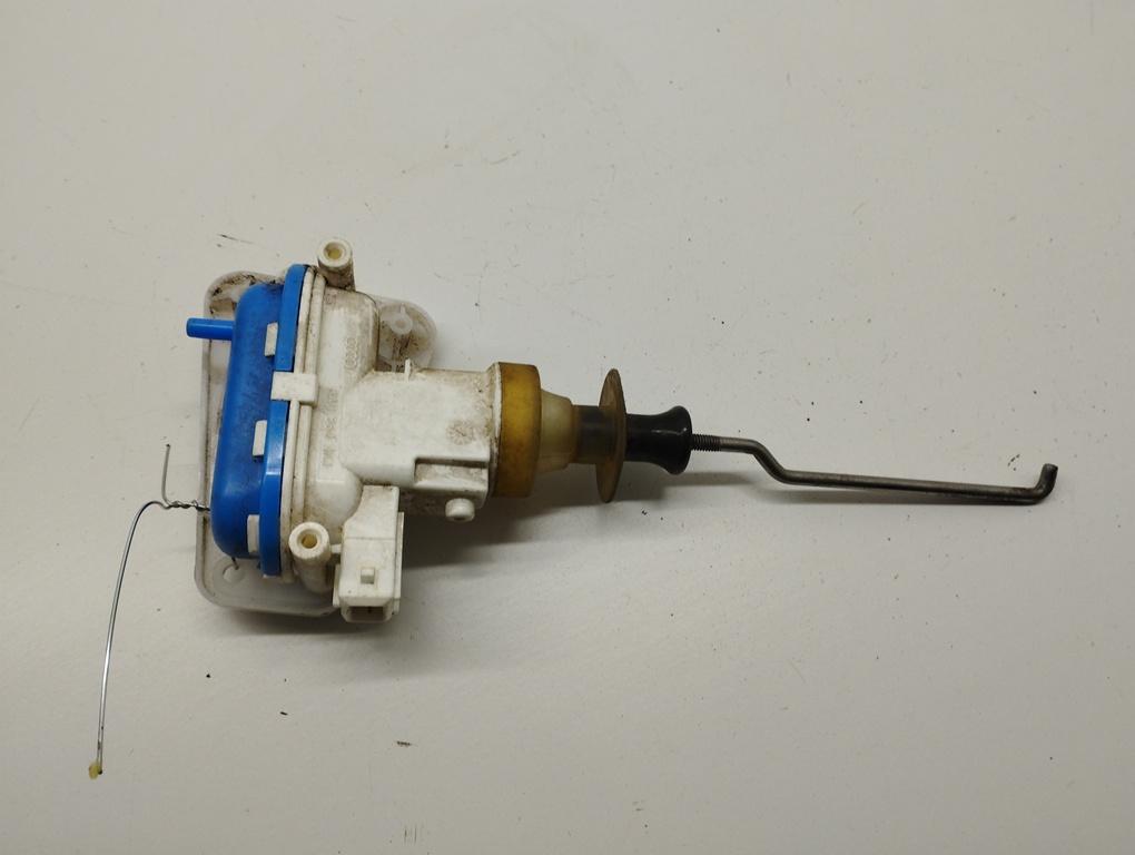 активатор (привод) замка двери Audi 80 8C/B4 1994, 2.0 л., бензин, МКПП, серый, седан, 8A0862153 - фото №1