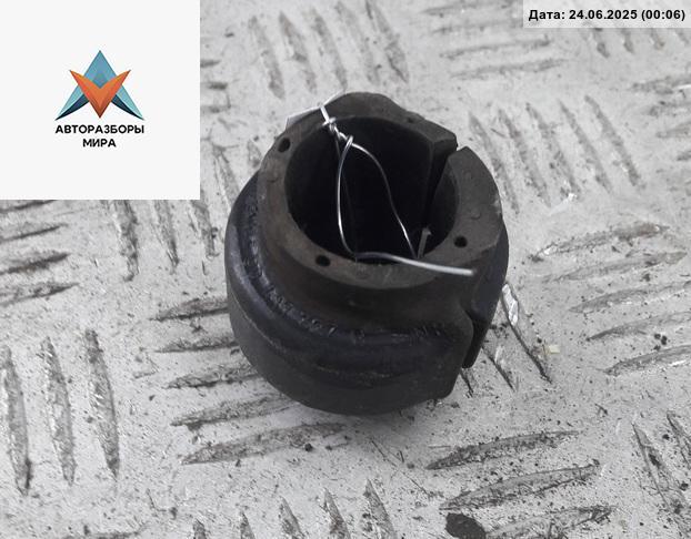 крепление стабилизатора / втулки стабилизатора Volkswagen Passat B5 1999, 1.8 л., бензин, МКПП, синий, универсал, 4D0411327 - фото №1