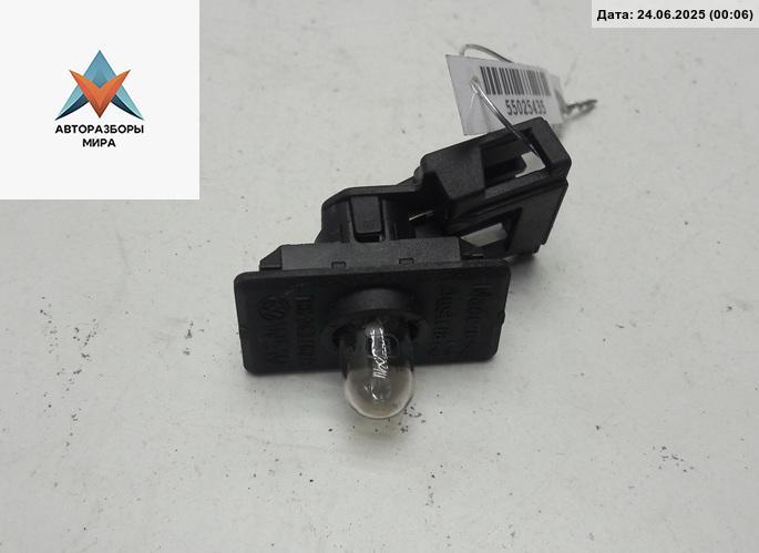 подсветка номера Volkswagen Golf 3 поколение 1997, 1.6 л., бензин, МКПП, красный, хетчбэк 5 дв., 1H6943167B - фото №1