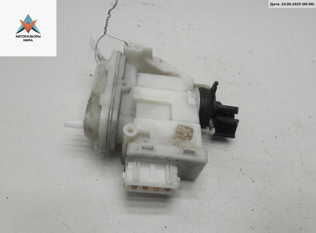 Активатор (привод) замка двери задней левой Volkswagen Passat B4 1993, 2.0 л., бензин, МКПП, синий, седан, 357862153H - фото №1