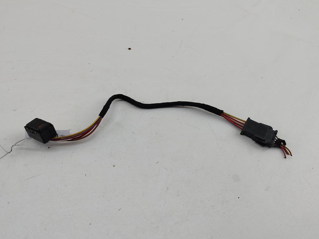 кнопка центрального замка Audi A4 B5 1999, 1.8 л., бензин, МКПП, серый, универсал, 8L0962107