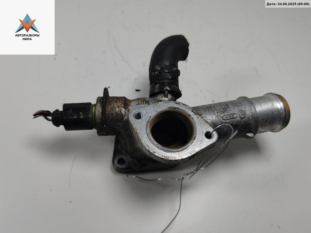 фланец (тройник) системы охлаждения Volkswagen Golf 4 поколение 2002, 1.9 л., дизель, МКПП, серый, универсал, 038121133A - фото №1