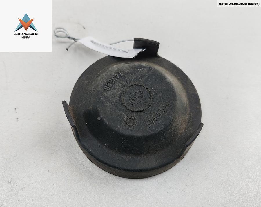 Крышка (заглушка) задняя фары Volkswagen Passat B5 1999, 1.8 л., бензин, АКПП, серый, универсал, 143688 - фото №1