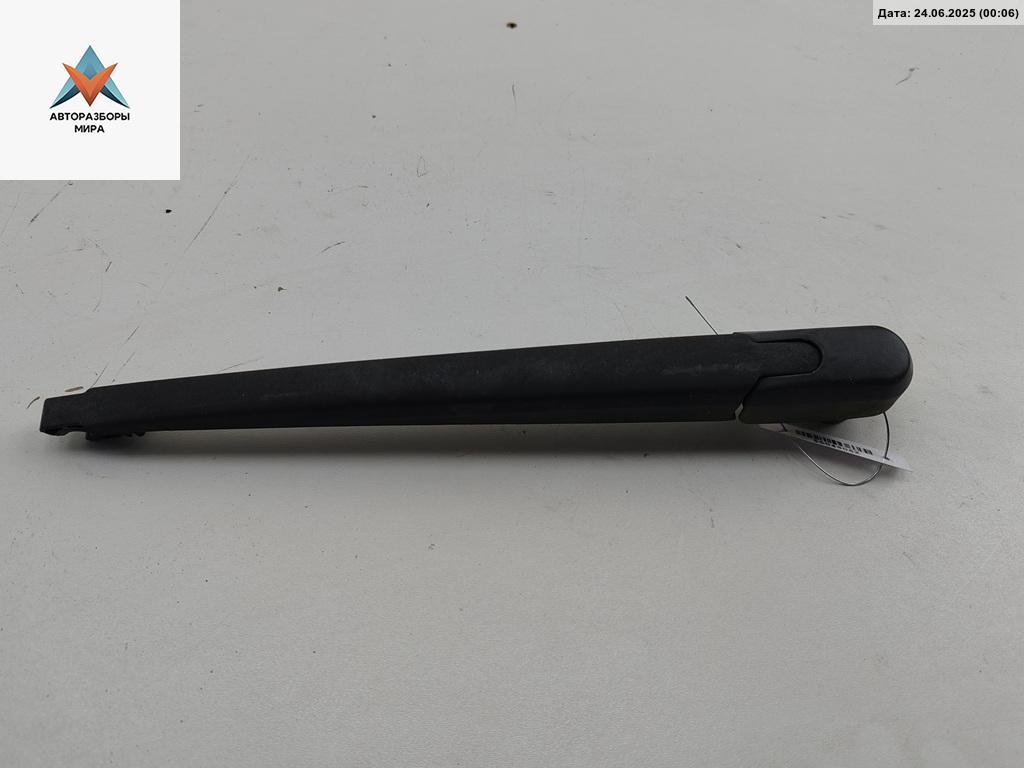 Щеткодержатель (поводок стеклоочистителя) задний Mazda 6 GG 2003, 2.0 л., дизель, МКПП, серый, универсал - фото №1