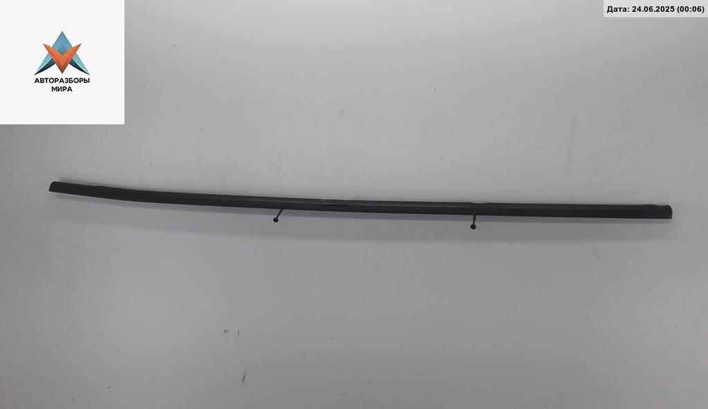 Молдинг стекла двери задней левой наружный Volkswagen Touran 1 поколение 2003, 1.6 л., бензин, МКПП, серый, минивэн - фото №1
