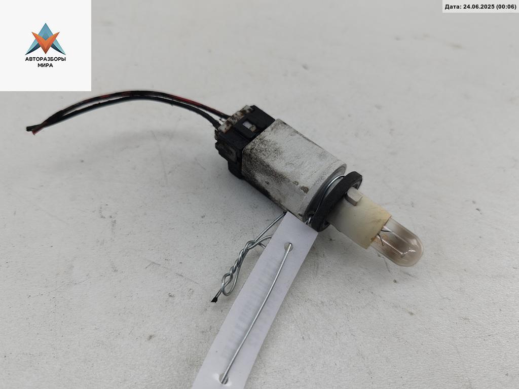 Патрон лампы фары Nissan Almera N16 2000, 1.5 л., бензин, МКПП, синий, хетчбэк 5 дв. - фото №1