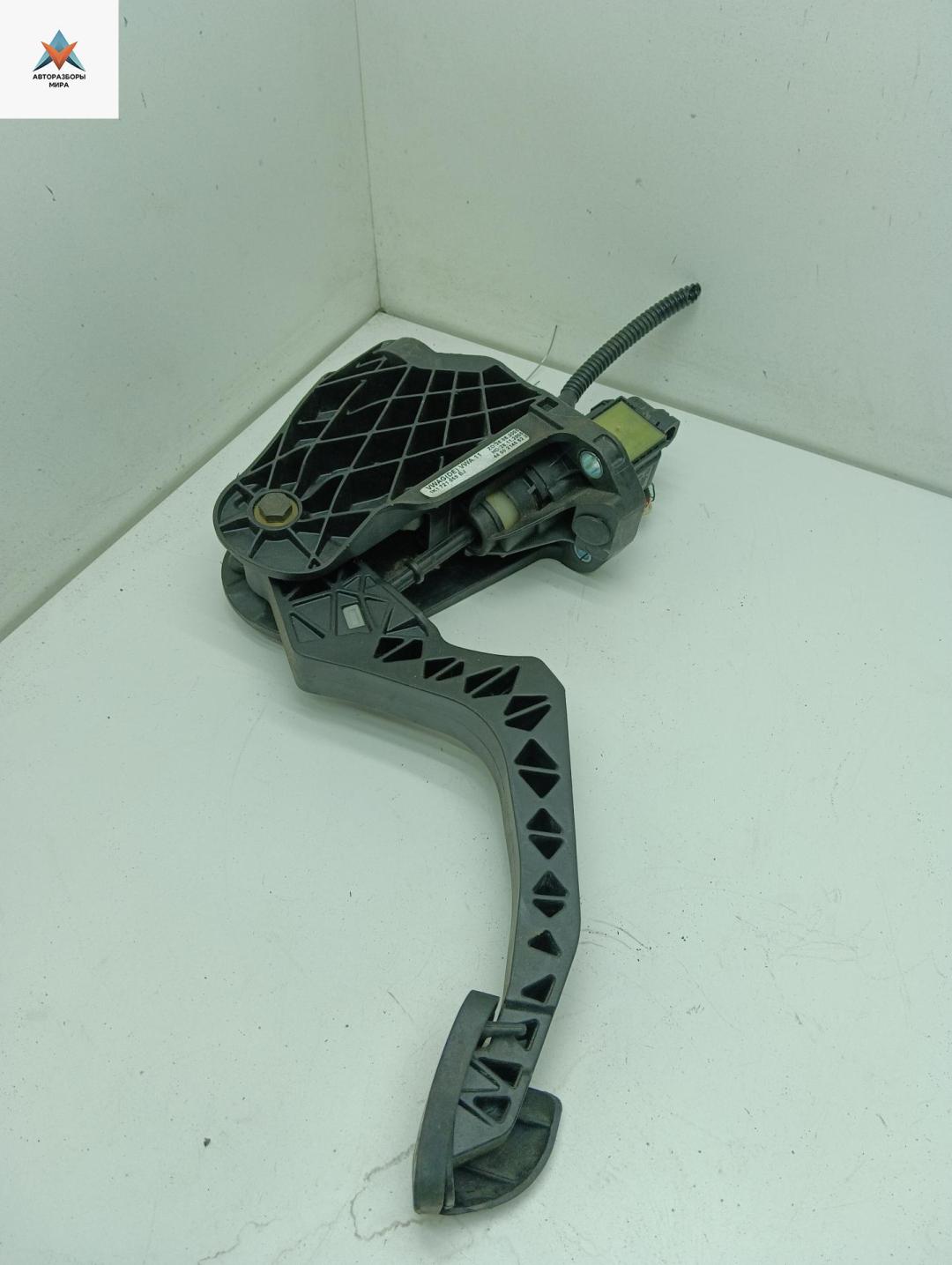 педаль сцепления Volkswagen Golf 5 поколение 2005, 1.9 л., дизель, МКПП, серый, хетчбэк 5 дв., 1K1721059BJ - фото №1