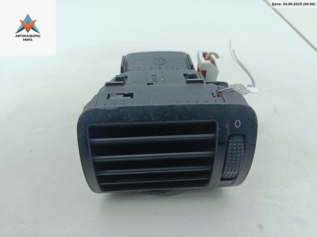 дефлектор обдува салона Volkswagen Passat B5 1998, 1.8 л., бензин, МКПП, серый, седан, 3B0819703A - фото №1