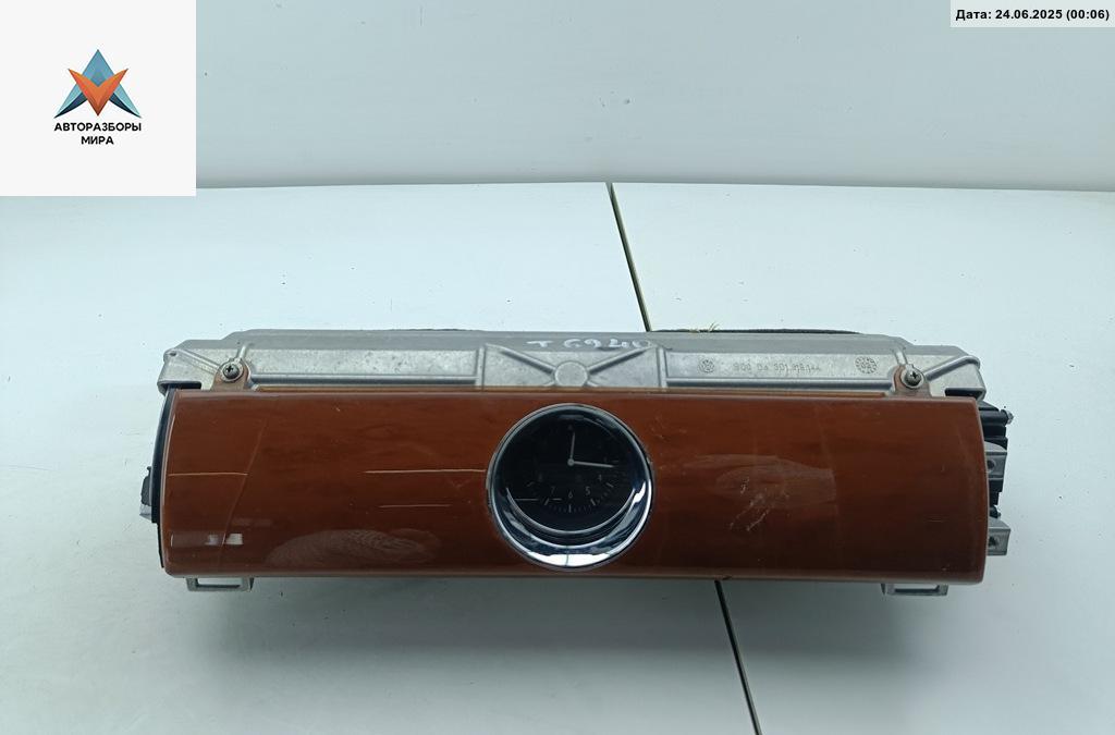 часы Volkswagen Phaeton 1 поколение 2003, 3.2 л., бензин, АКПП, чёрный, седан, 3D1853578 - фото №1