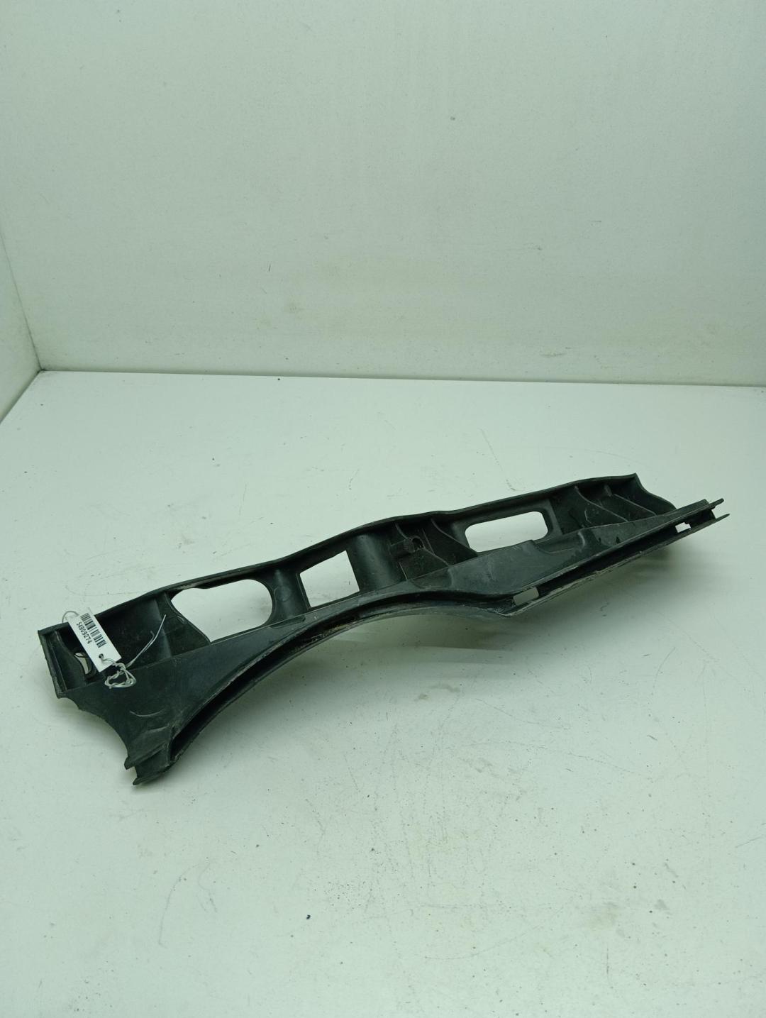кронштейн переднего бампера Volkswagen Passat B6 2006, 2.0 л., дизель, МКПП, чёрный, универсал, 3C0807889