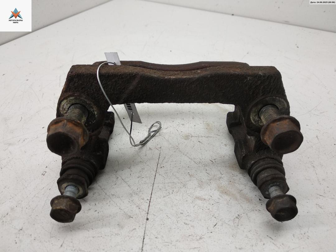 скоба суппорта Mazda CX-7 1 поколение 2007, 2.3 л., бензин, МКПП, серый, внедорожник 5 дв. - фото №1