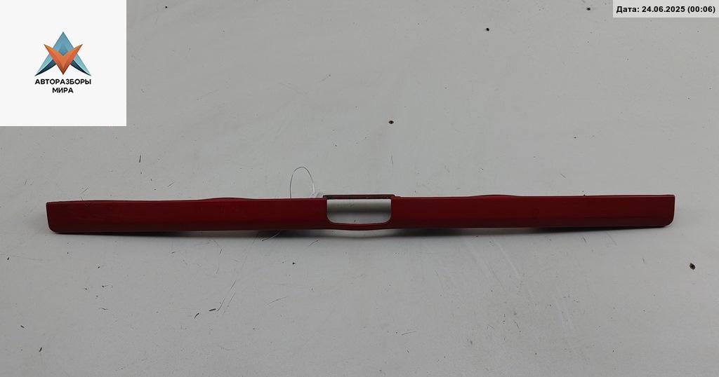 накладка подсветки номера Volkswagen Golf 3 поколение 1993, 1.6 л., бензин, МКПП, красный, хетчбэк 5 дв., 1H6827577 - фото №1