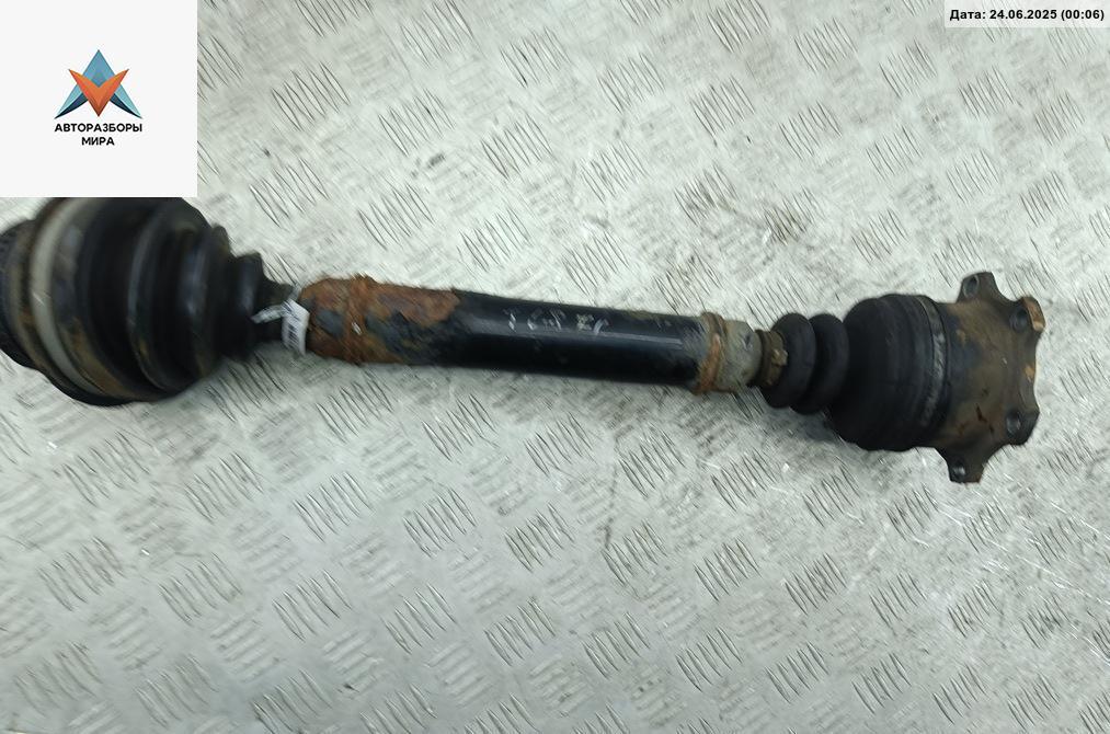 полуось передняя левая (приводной вал, ШРУС) Audi A6 4B/C5 1997, 2.4 л., бензин, АКПП, зелёный, седан, 4B0407271F - фото №1
