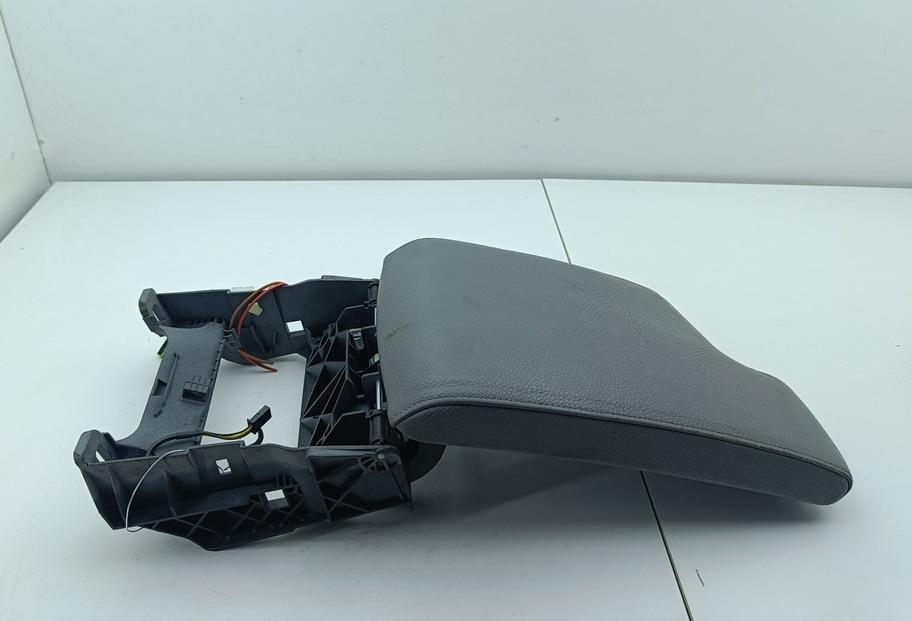 подлокотник BMW 3 серия E90/E91/E92/E93 2005, 2.0 л., дизель, АКПП, серый, универсал, 7004213 - фото №1