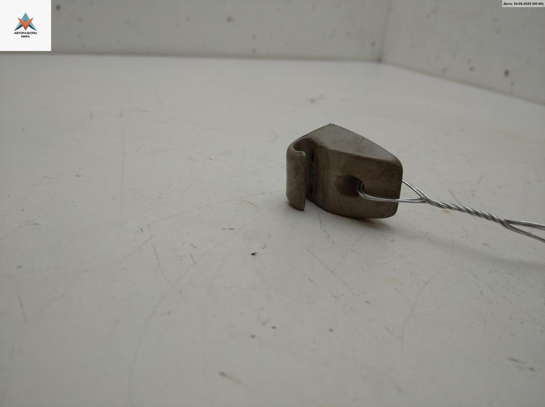 Крепление (крючок) солнцезащитного козырька Volkswagen Transporter T4 1997, 2.5 л., дизель, МКПП, красный, микроавтобус - фото №1