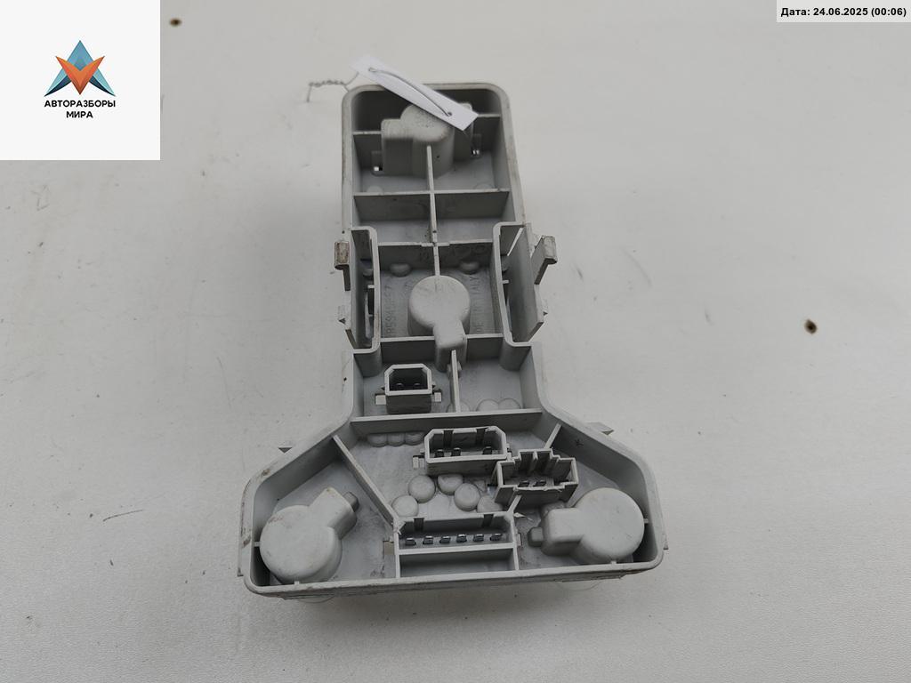 панель заднего левого фонаря Volkswagen Passat B5 1998, 1.8 л., бензин, МКПП, серый, седан, 3B5945257 - фото №1