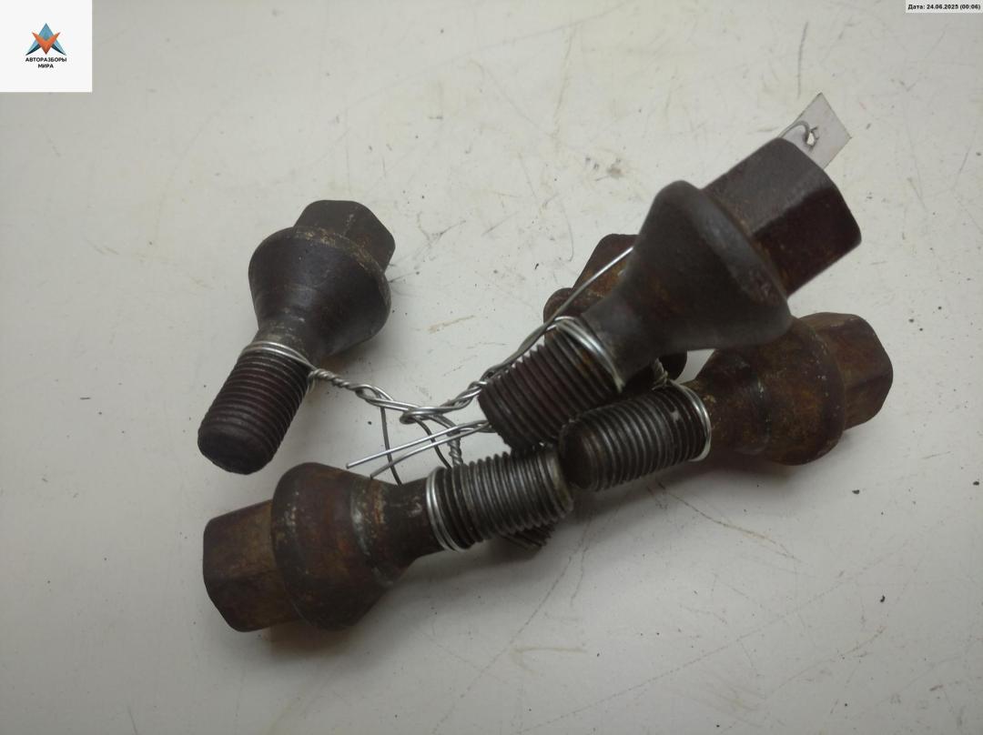 болт колесный Fiat Ducato 3 поколение 2010, 2.2 л., дизель, МКПП, белый, микроавтобус - фото №1