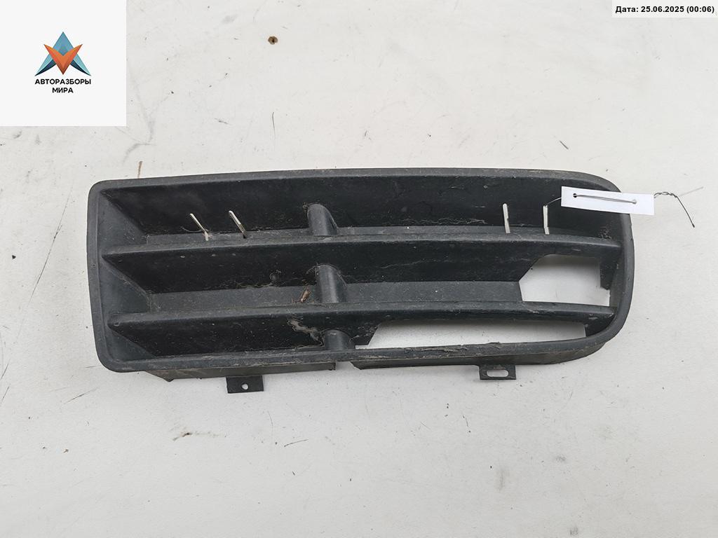 заглушка (решетка) в бампер Volkswagen Golf 4 поколение 1998, 1.6 л., бензин, МКПП, зелёный, хетчбэк 5 дв., 1J0853665 - фото №1