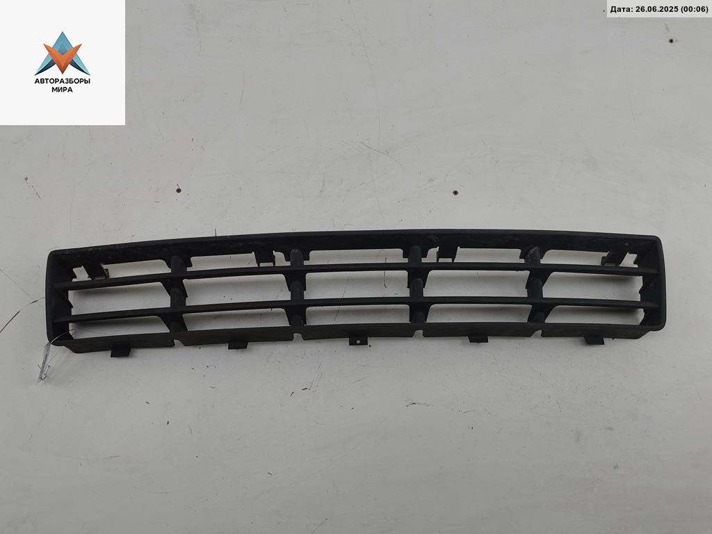 заглушка (решетка) в бампер Volkswagen Golf 4 поколение 1998, 1.6 л., бензин, МКПП, зелёный, хетчбэк 5 дв., 1J0853677 - фото №1