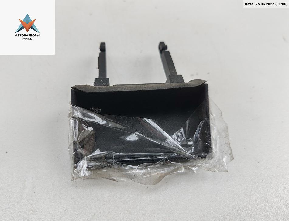 ручка крышки багажника Audi A6 4B/C5 1998, серый, универсал, 4B0827777A - фото №1