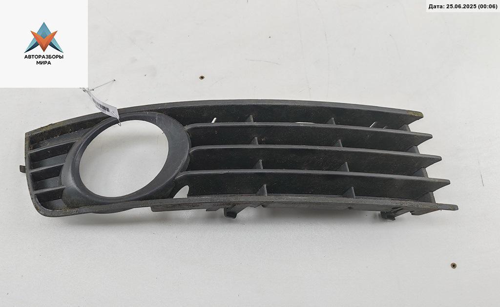 заглушка (решетка) в бампер Audi A4 B6 2003, 1.8 л., Ti, бензин, АКПП, серый, седан, 8E0807682 - фото №1