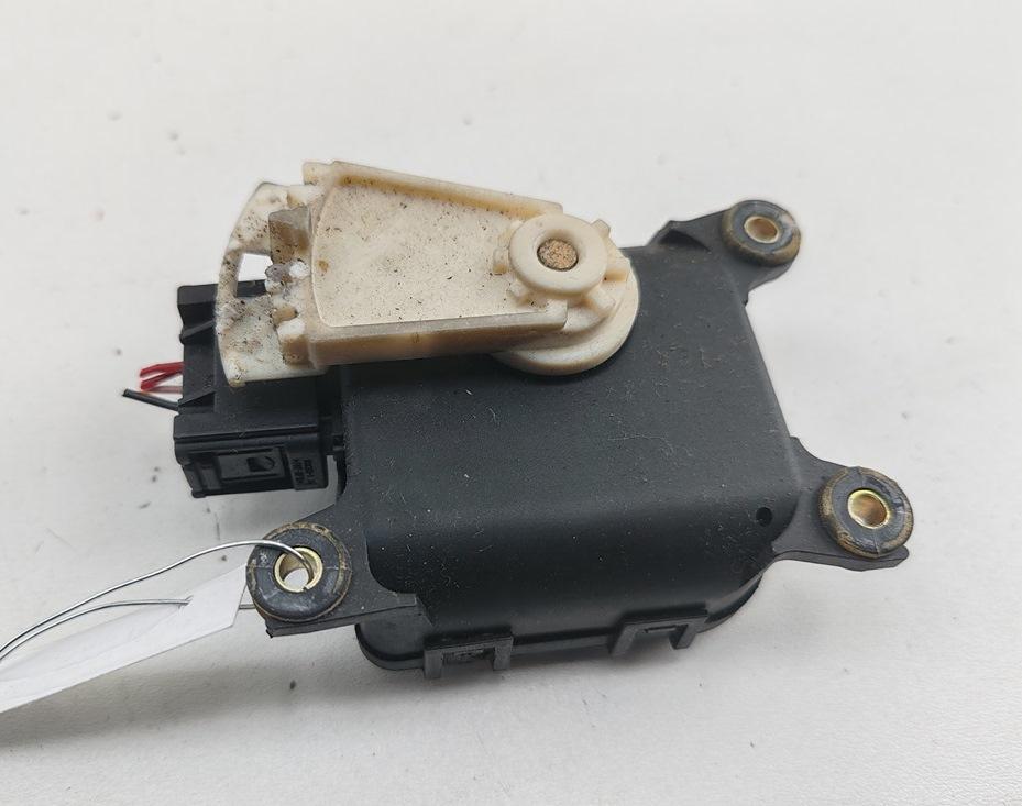моторчик заслонки печки Citroen C5 1 поколение 2002, 1.8 л., бензин, МКПП, чёрный, хетчбэк 5 дв., 0132801217 - фото №1