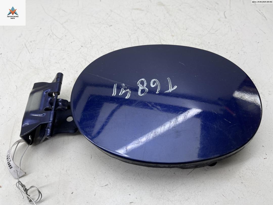 лючок топливного бака Mazda 3 BK 2004, 1.6 л., бензин, МКПП, синий, хетчбэк 5 дв. - фото №1