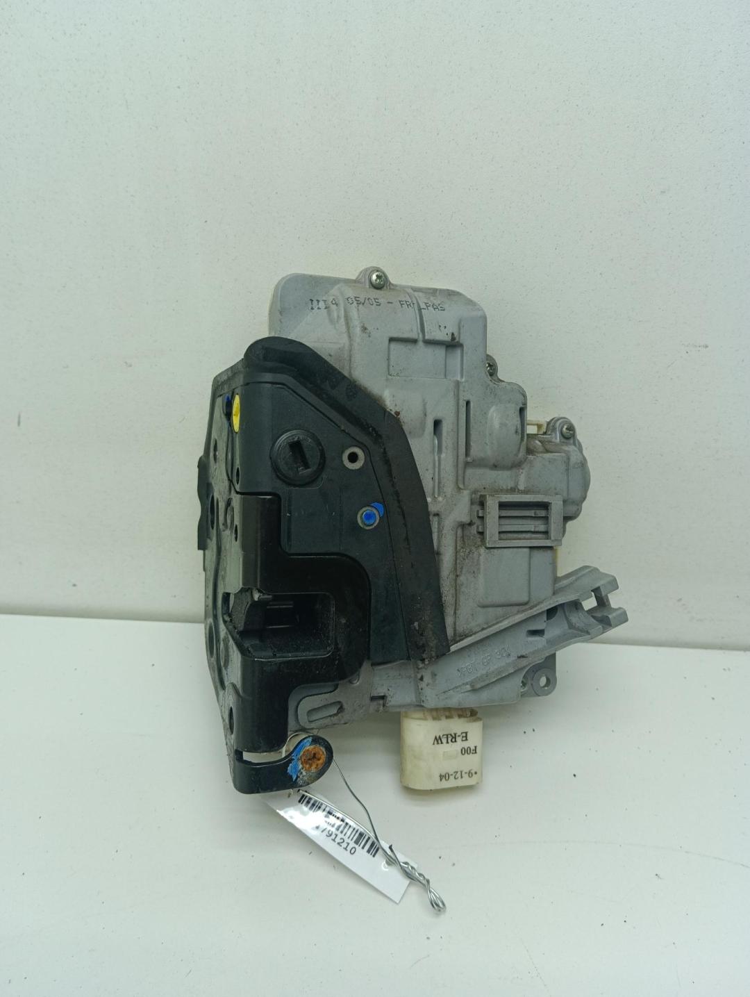 замок двери задней левой Volkswagen Passat B6 2005, 2.0 л., дизель, МКПП, серый, универсал, 3C4839015A - фото №1