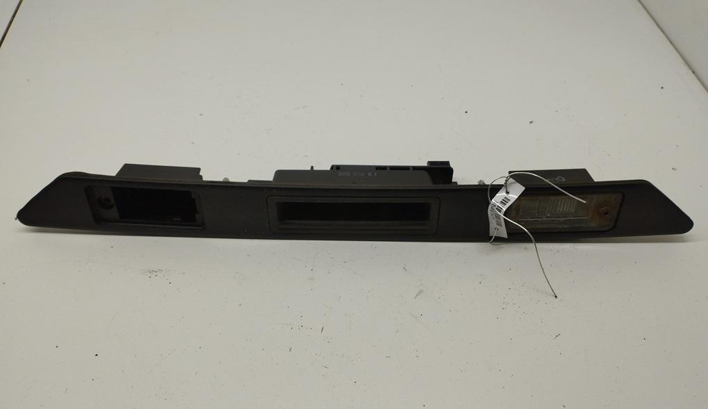 накладка подсветки номера Audi A4 B7 2004, 2.5 л., дизель, АКПП, серый, универсал, 8P4827574 - фото №1