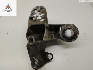 крепление стабилизатора / втулки стабилизатора Audi A4 B5 1996, 1.6 л., бензин, МКПП, белый, седан, 8D0199351H