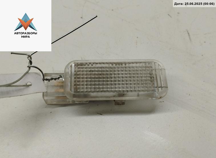 фонарь салона (плафон) Audi A6 4B/C5 1997, 1.8 л., Ti, бензин, МКПП, чёрный, седан, 4B0947415 - фото №1