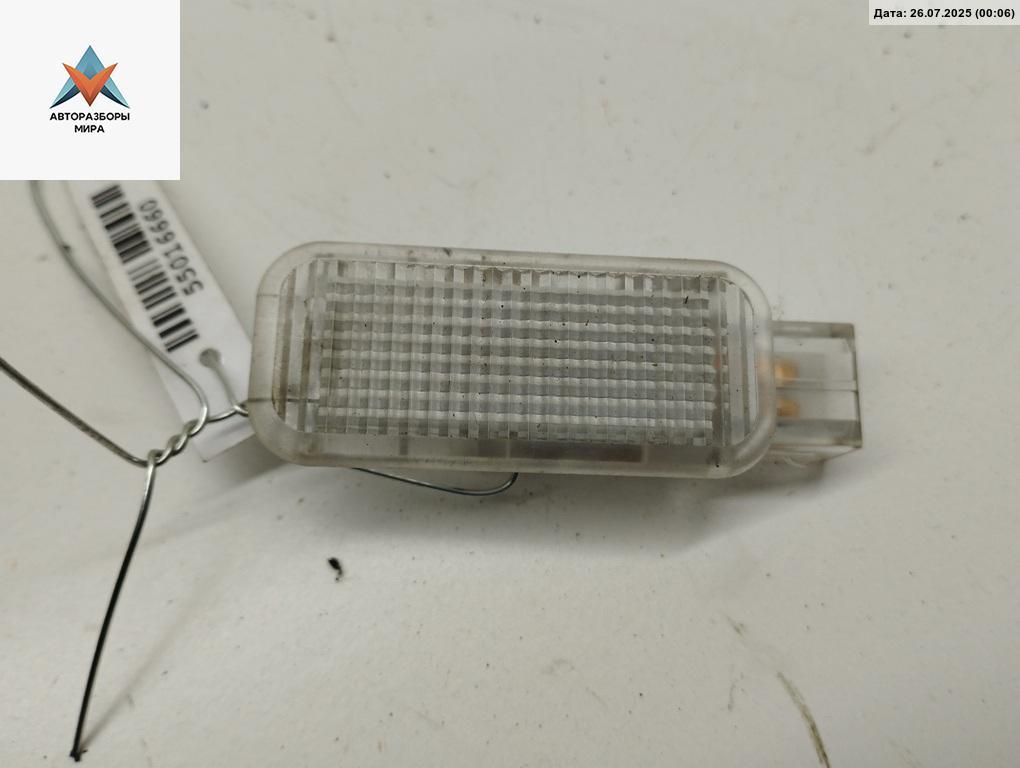 фонарь салона (плафон) Audi A6 4B/C5 1997, 2.8 л., бензин, МКПП, серый, седан, 4B0947415 - фото №1