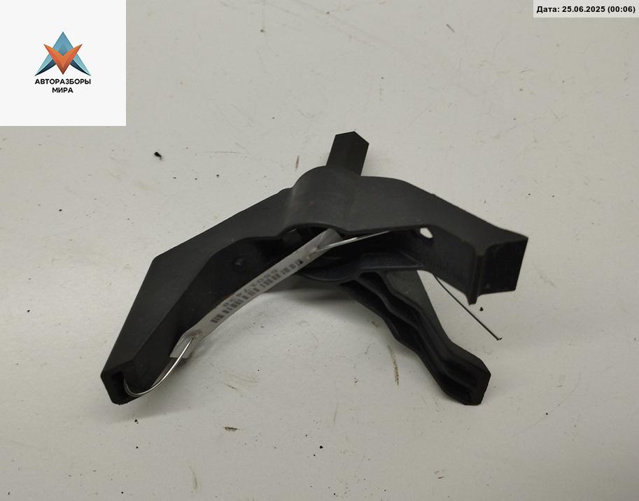 кронштейн (крепление) Audi A4 B7 2004, 2.5 л., дизель, АКПП, серый, универсал, 8E9945184 - фото №1