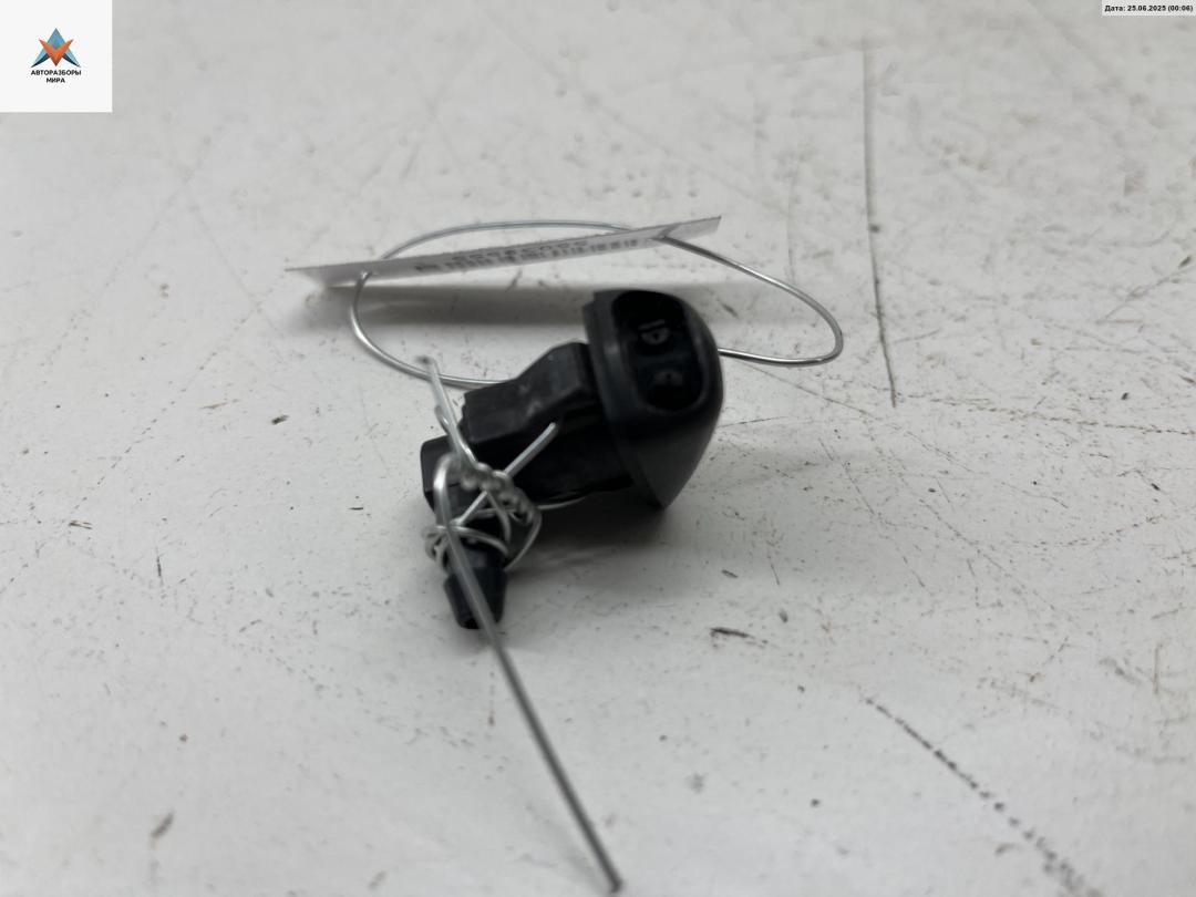 форсунка омывателя лобового стекла Mazda 3 BK 2004, 1.6 л., бензин, МКПП, синий, хетчбэк 5 дв. - фото №1