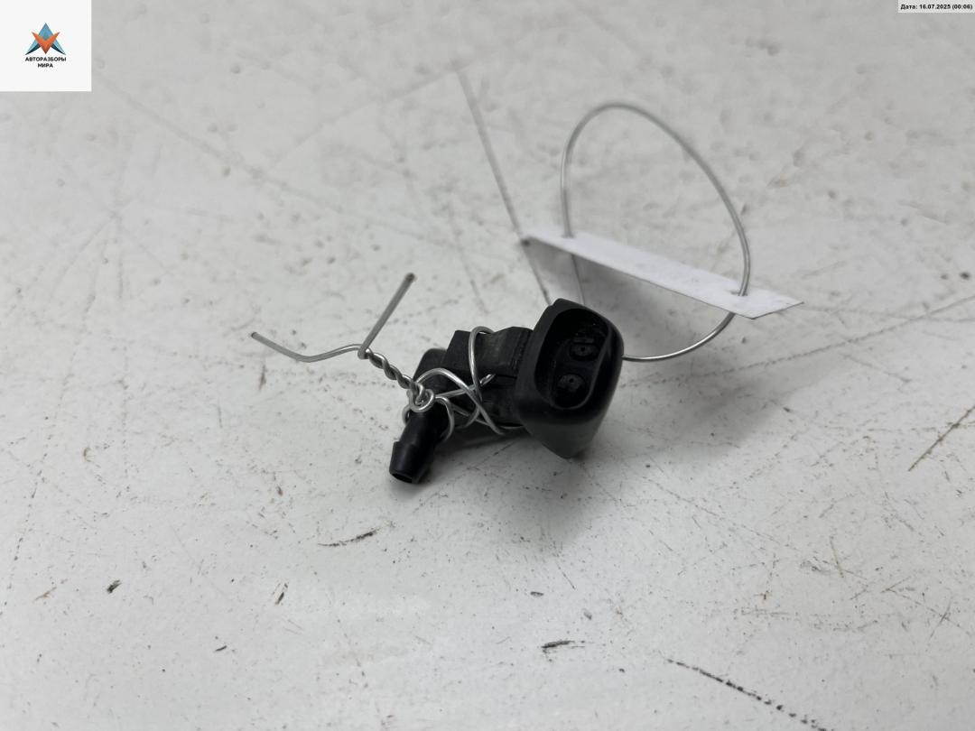 форсунка омывателя лобового стекла Mazda 3 BK 2004, 1.6 л., бензин, МКПП, синий, хетчбэк 5 дв. - фото №1