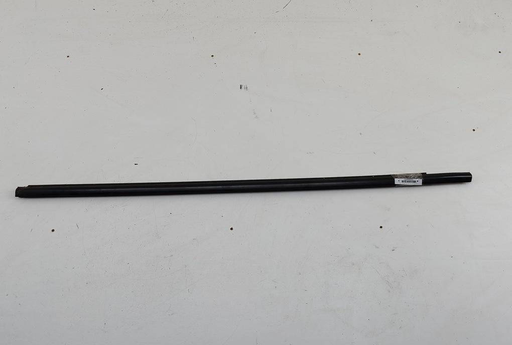 Молдинг стекла двери наружный Mazda 3 BK 2004, 1.6 л., бензин, МКПП, синий, хетчбэк 5 дв. - фото №1
