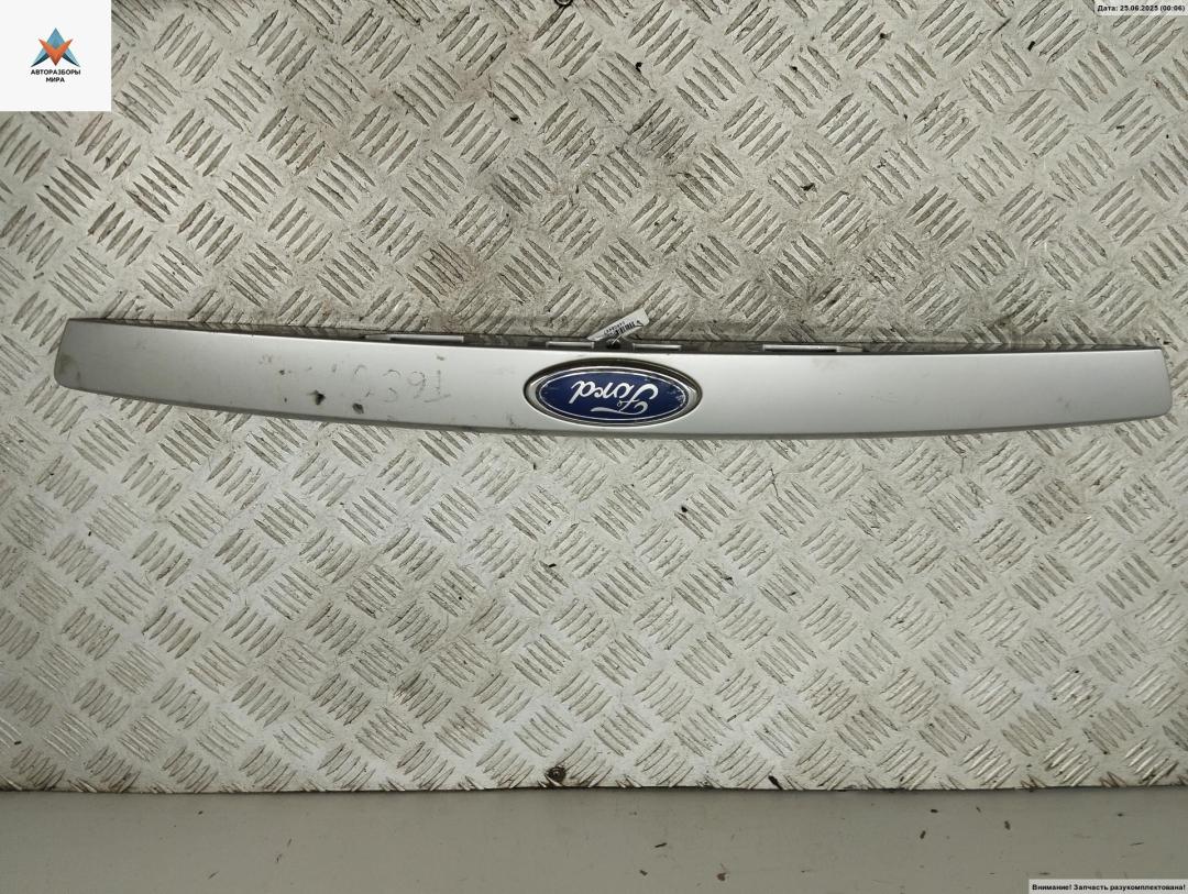 накладка подсветки номера Ford Mondeo 3 поколение 2001, 2.5 л., бензин, МКПП, серый, хетчбэк 5 дв., 1S71F43400 - фото №1