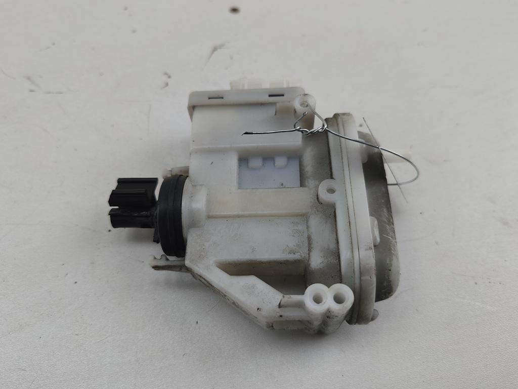 активатор (привод) замка двери Volkswagen Passat B4 1994, 2.0 л., бензин, МКПП, красный, седан