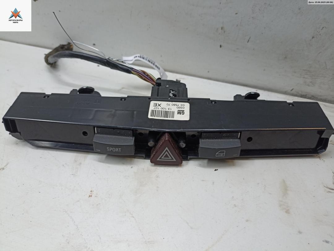 кнопка аварийной сигнализации Opel Zafira 2 поколение (B) 2005, 1.8 л., бензин, МКПП, чёрный, минивэн, 13100107 - фото №1