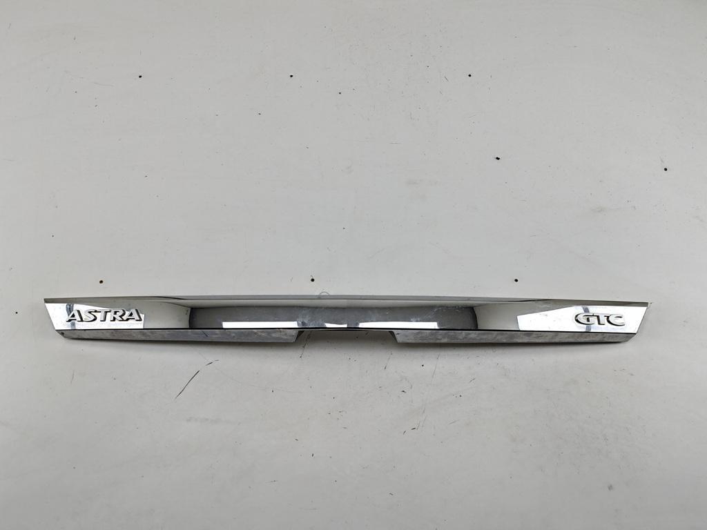 накладка подсветки номера Opel Astra H 2005, 1.6 л., бензин, МКПП, серый, хетчбэк 3 дв.